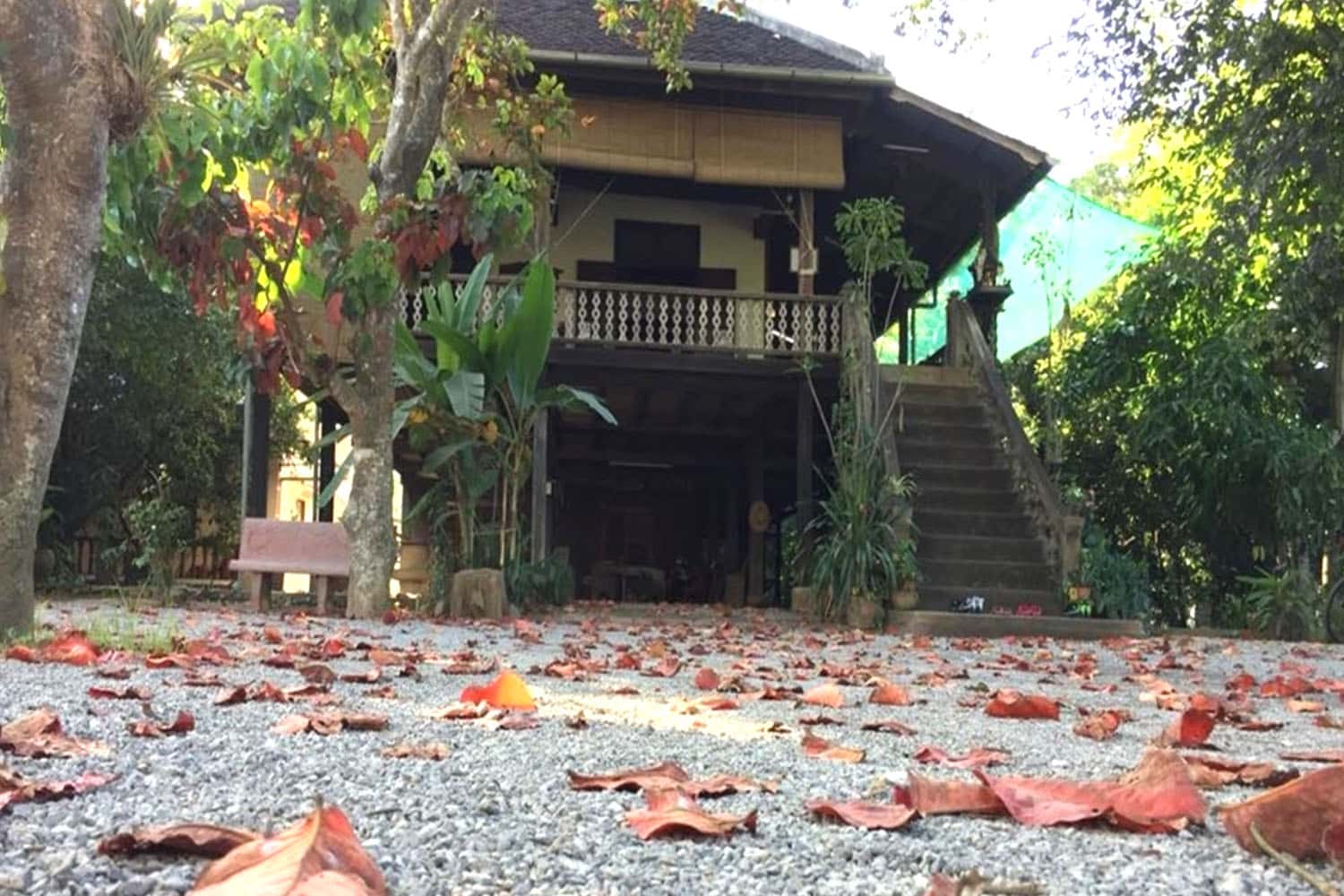 Tham quan ngôi nhà cổ của bà Bun Roeung