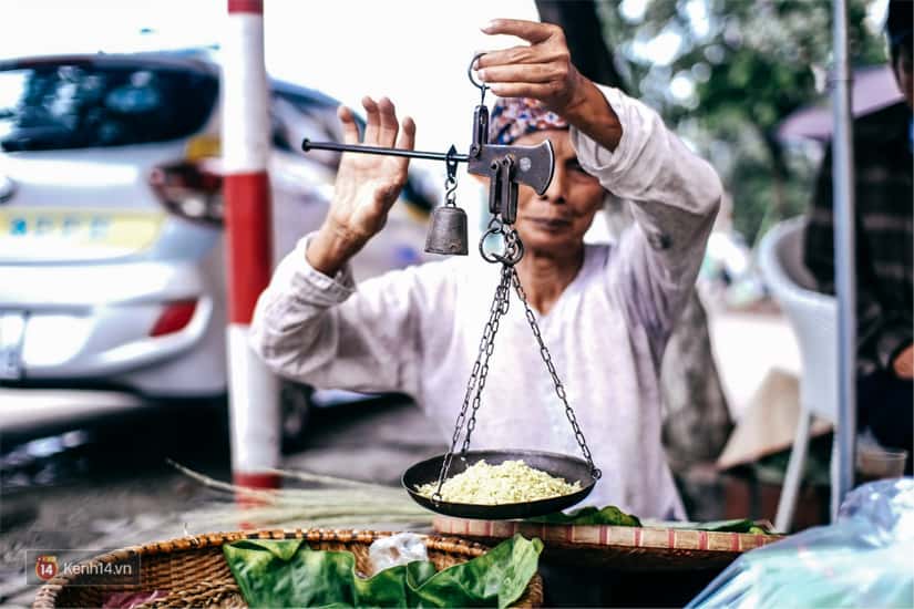 Cô bán cốm cân từng lạng nhanh thoăn thoắt cho khách