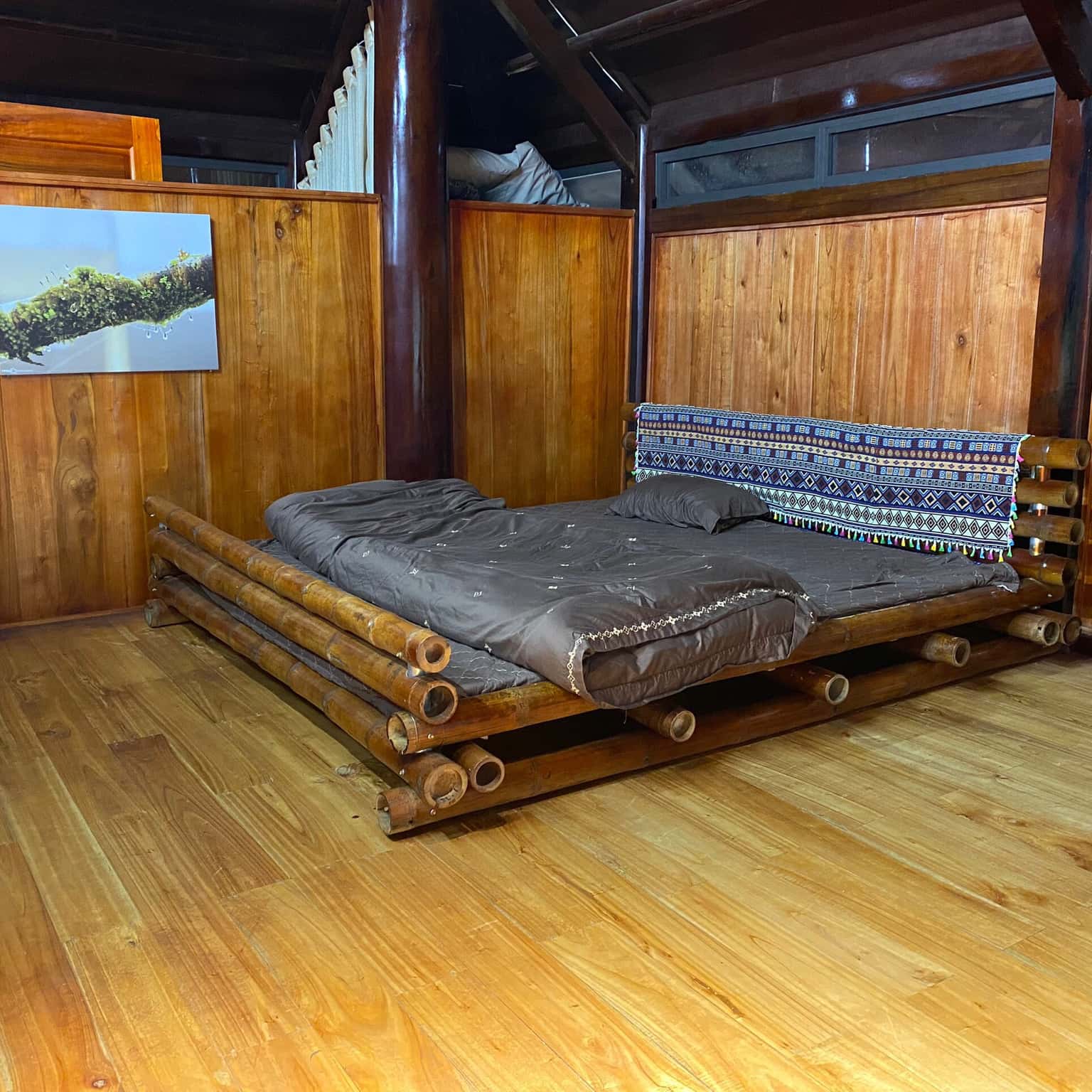Homestay có 1 phòng đôi màu xanh coban, họa tiết thổ cẩm dân tộc.