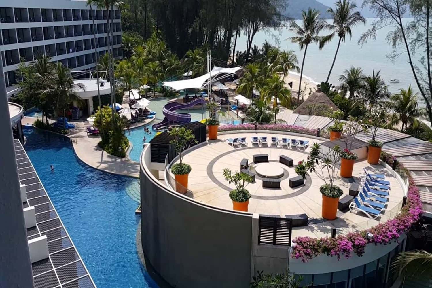 Quán bar Sand Bar tại Hard Rock Hotel là một địa điểm lý tưởng để bạn ghé qua thư giãn 