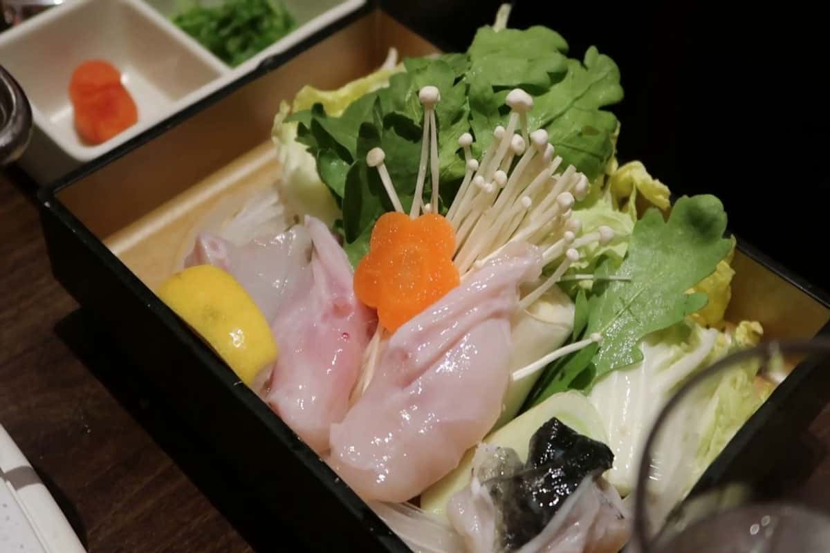 Ăn cá nóc và gà Sashimi