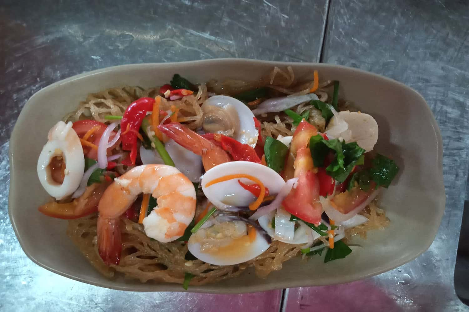 Ngoài sợi phở sắn, việc chế biến các nguyên liệu đi kèm như thịt cá, tôm