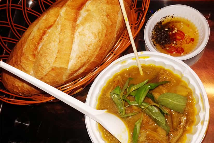 Các biến tấu của nó có cả phá lấu chiên, phá lấu xào me, phá lấu bò