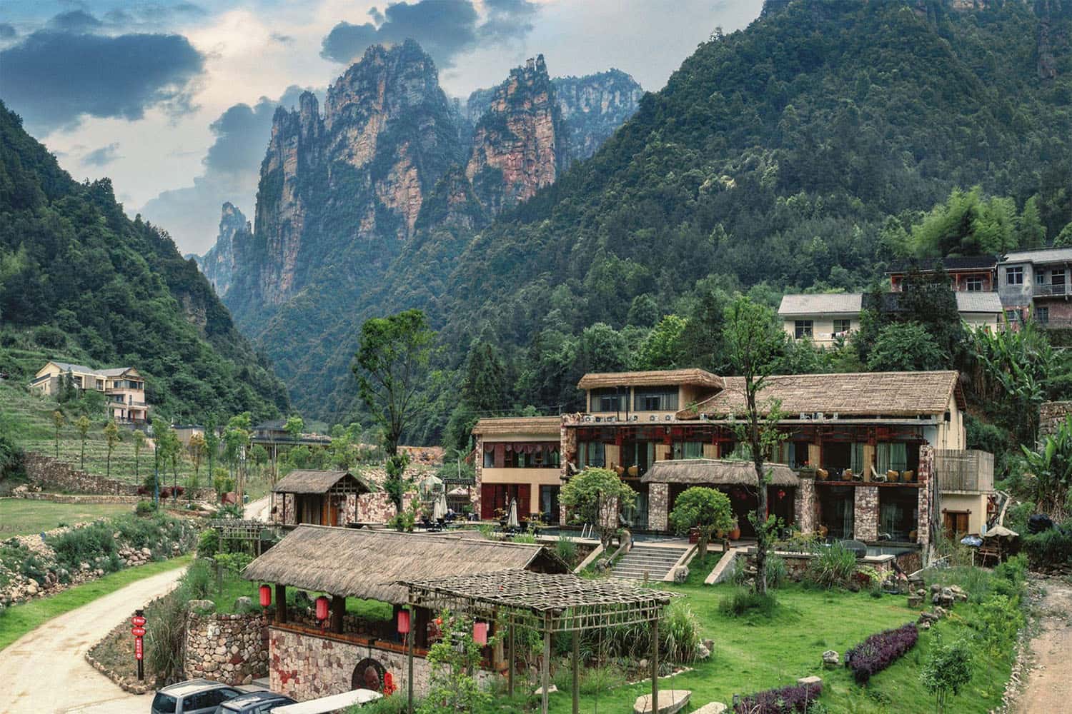 Gần khu vực bán vé bên ngoài Công viên rừng Quốc Gia Trương Gia Giới