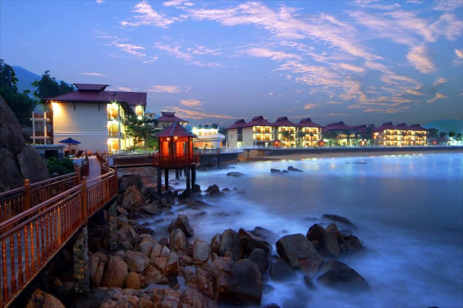 Nằm trong khuôn viên của resort Hoàng gia