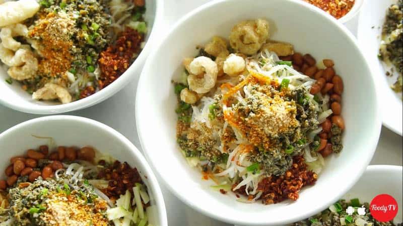 Cần thêm chút rau thơm phía trên cho món ăn thêm bắt mắt