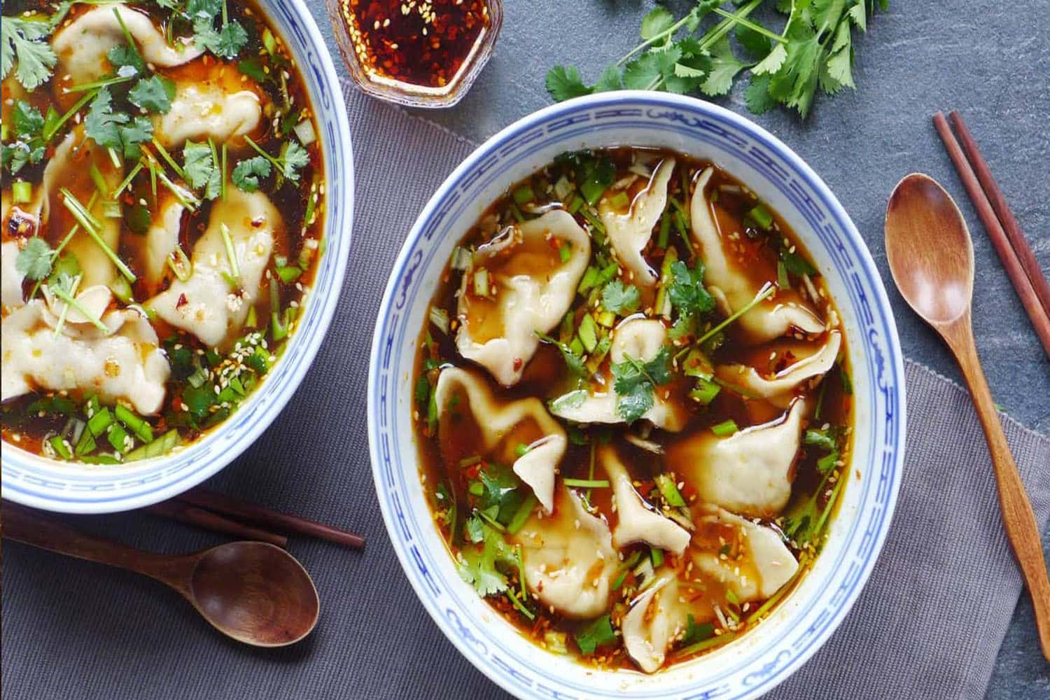 Bánh bao nóng và súp chua