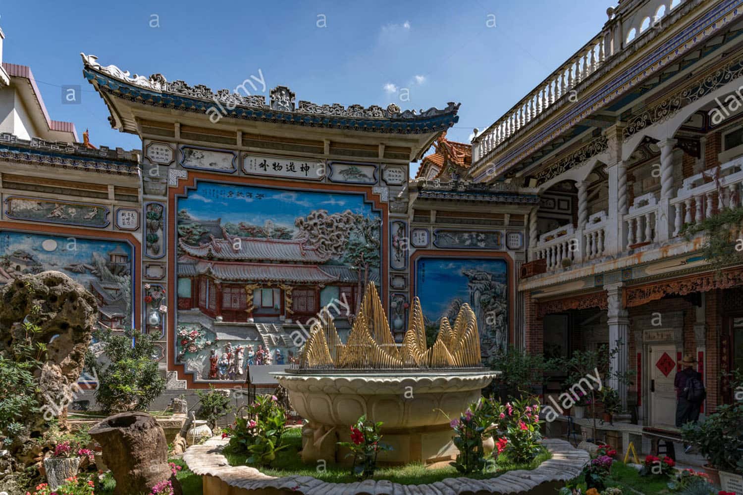 Khung cửa sổ trăm hạc