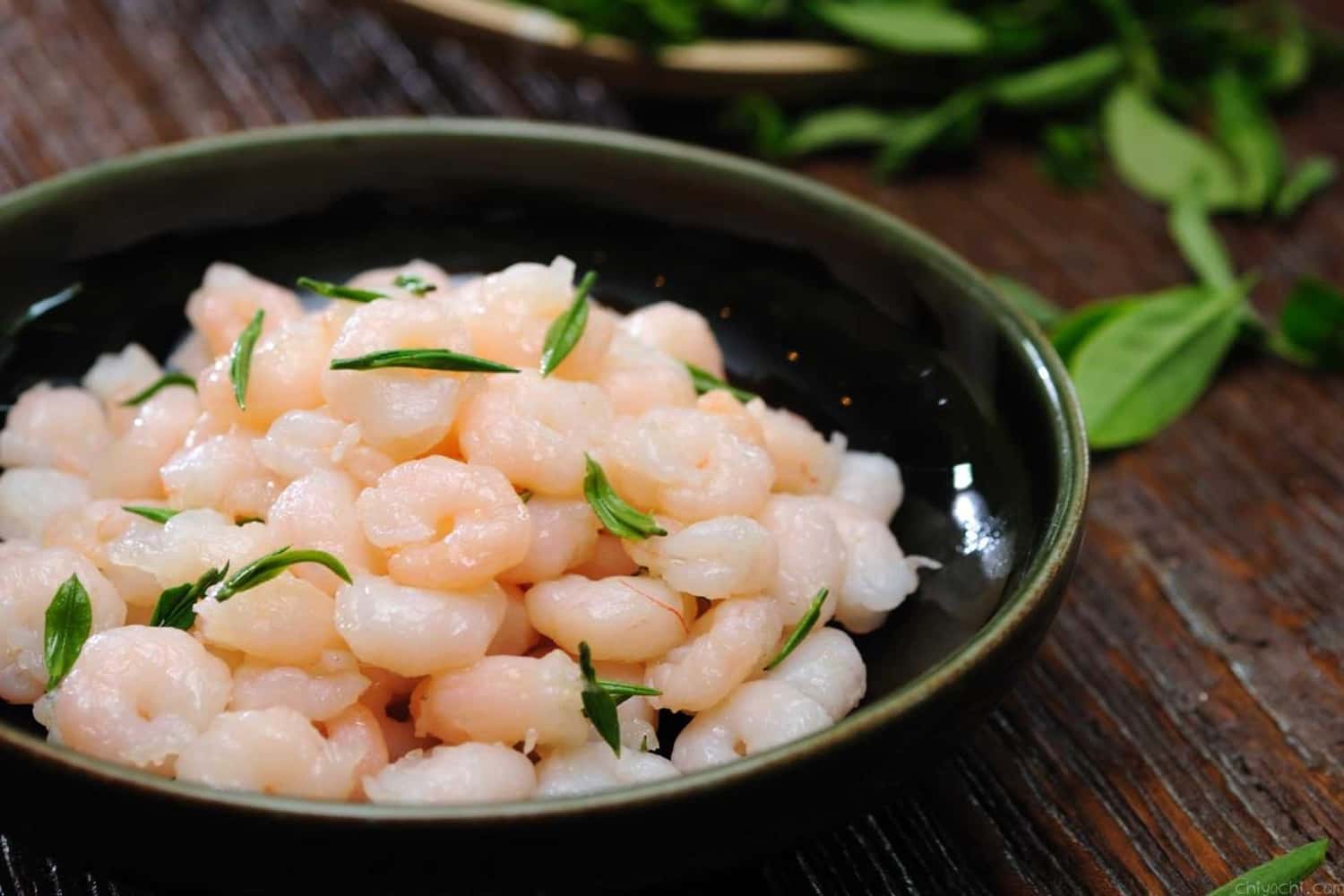 Sự kết hợp giữa màu trắng của tôm và màu xanh của lá trà làm toát lên vẻ thanh nhẹ