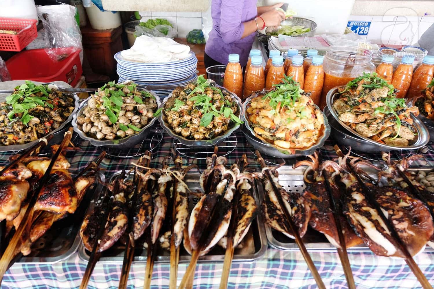 Thưởng thức ẩm thực địa phương