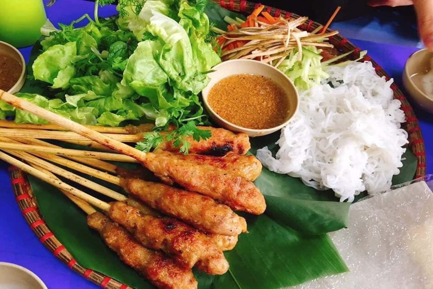 Có thể nói nước lèo chính là linh hồn của món nem lụi giúp tăng hương vị cho món ăn này