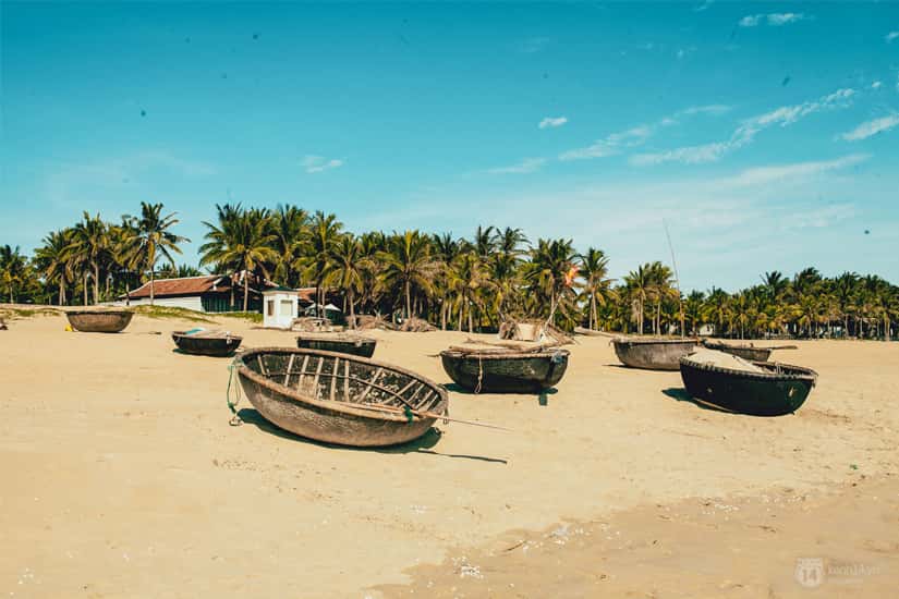 Bãi biển Hà My trong xanh sạch sẽ