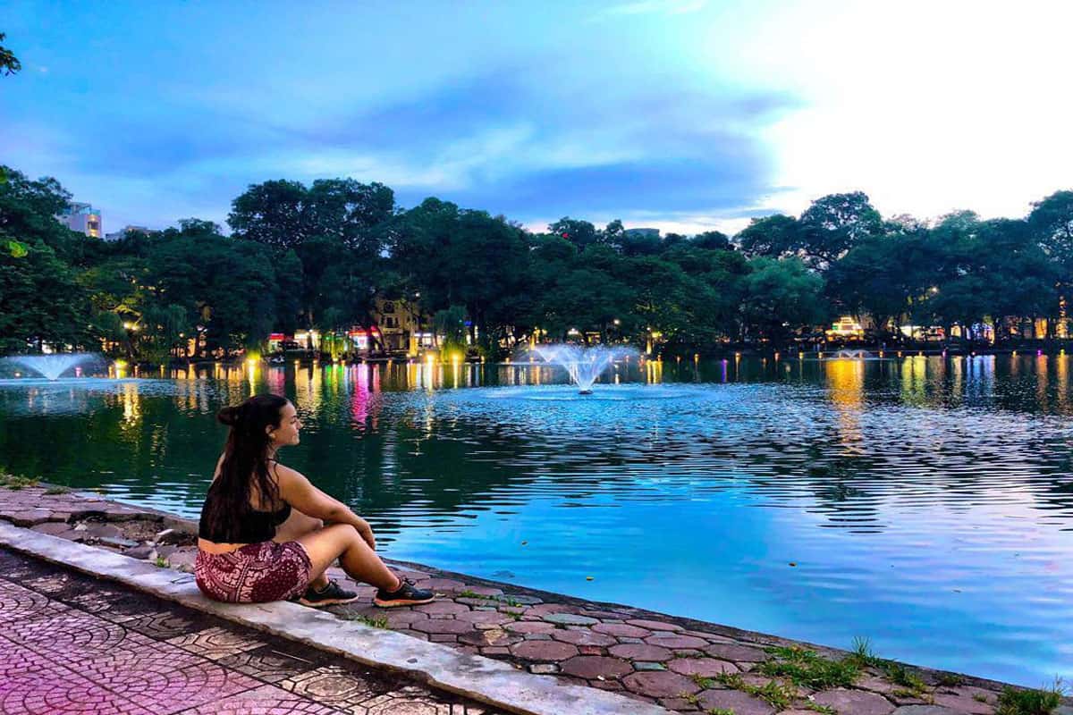Đi bộ vòng quanh hồ Hoàn Kiếm