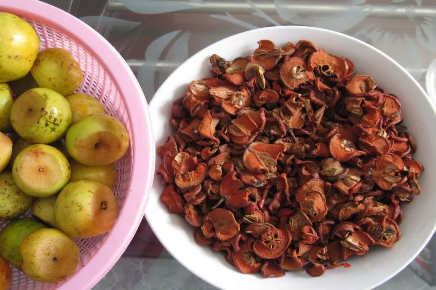 Chờ cho đường ngấm vào táo khoảng 2 tuần và giữ táo lại, để ráo và mang đi ngâm rượu