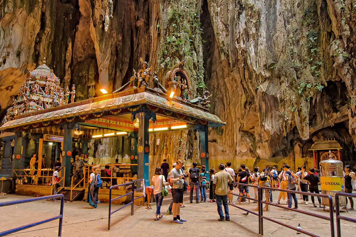 Ngôi đền tại động Batu