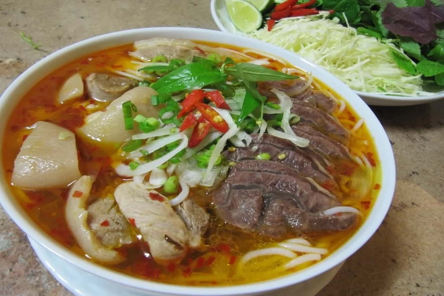Tô bún bò Huế thường nho nhỏ xinh xinh