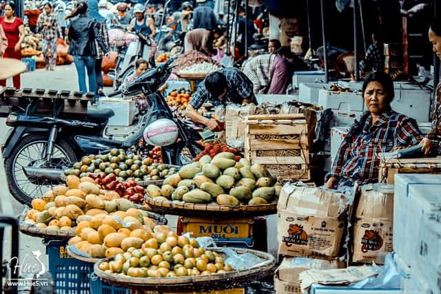 Chợ Đông Ba luôn tấp nập người mua kẻ bán