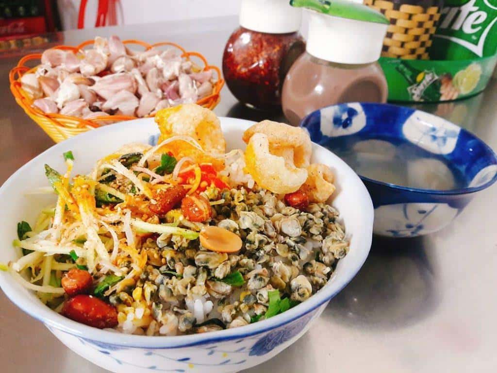Một bát cơm hến đủ làm no bụng