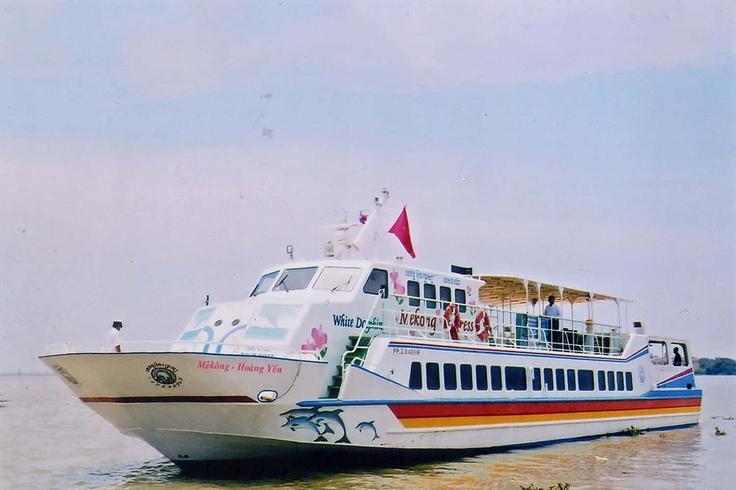 Tàu cao tốc ở Bến Bính
