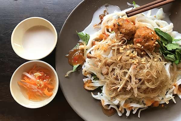 Nếm thử bánh tằm bì - thứ quà nổi tiếng của Sài Gòn