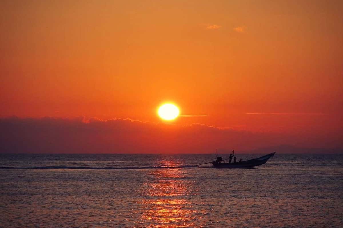 Ngắm hoàng hôn trên bãi biển