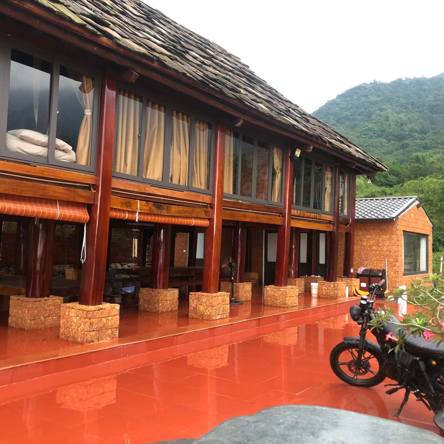 Đào Hoa Homestay được thiết kế theo cấu trúc nhà sàn của người Mường