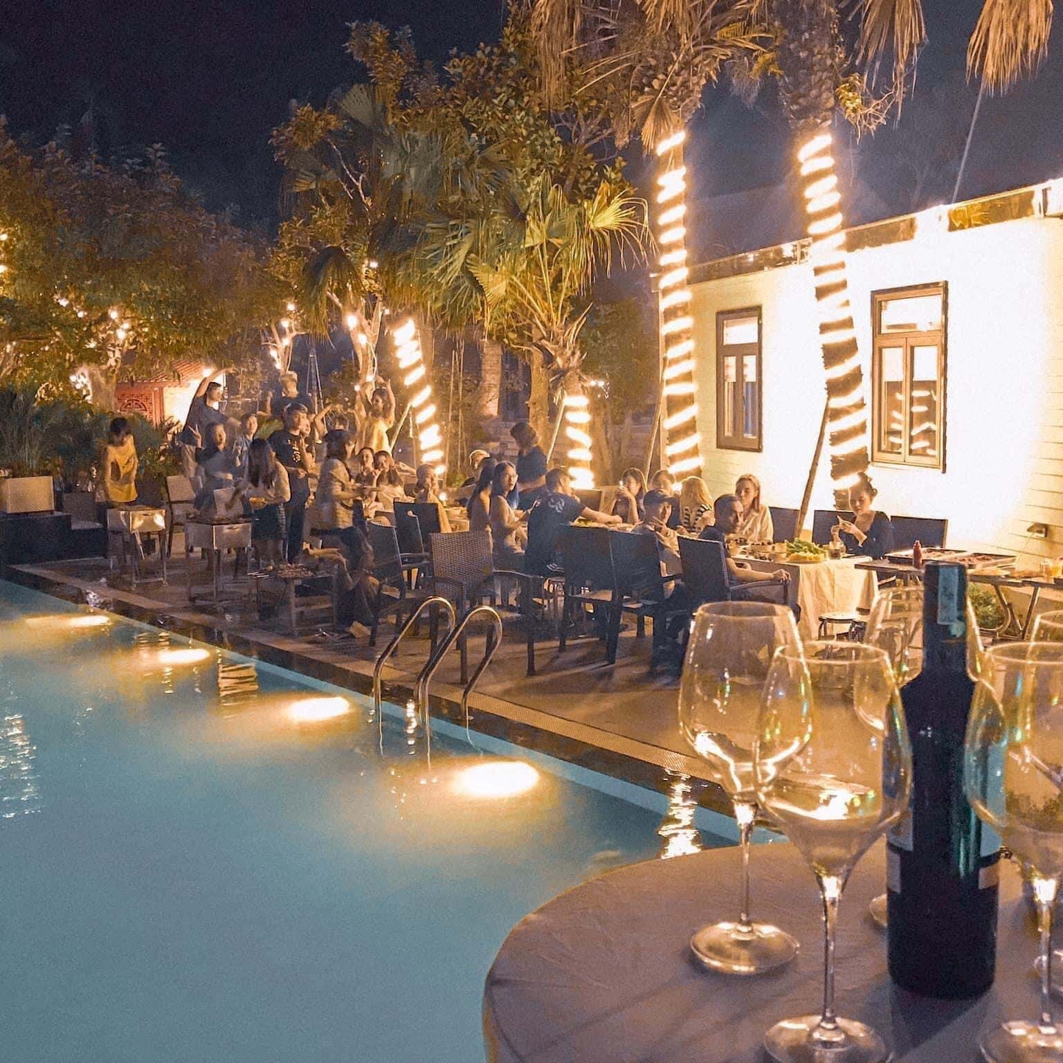 Bữa tiệc Pool Party bên bể bơi cùng đồng nghiệp