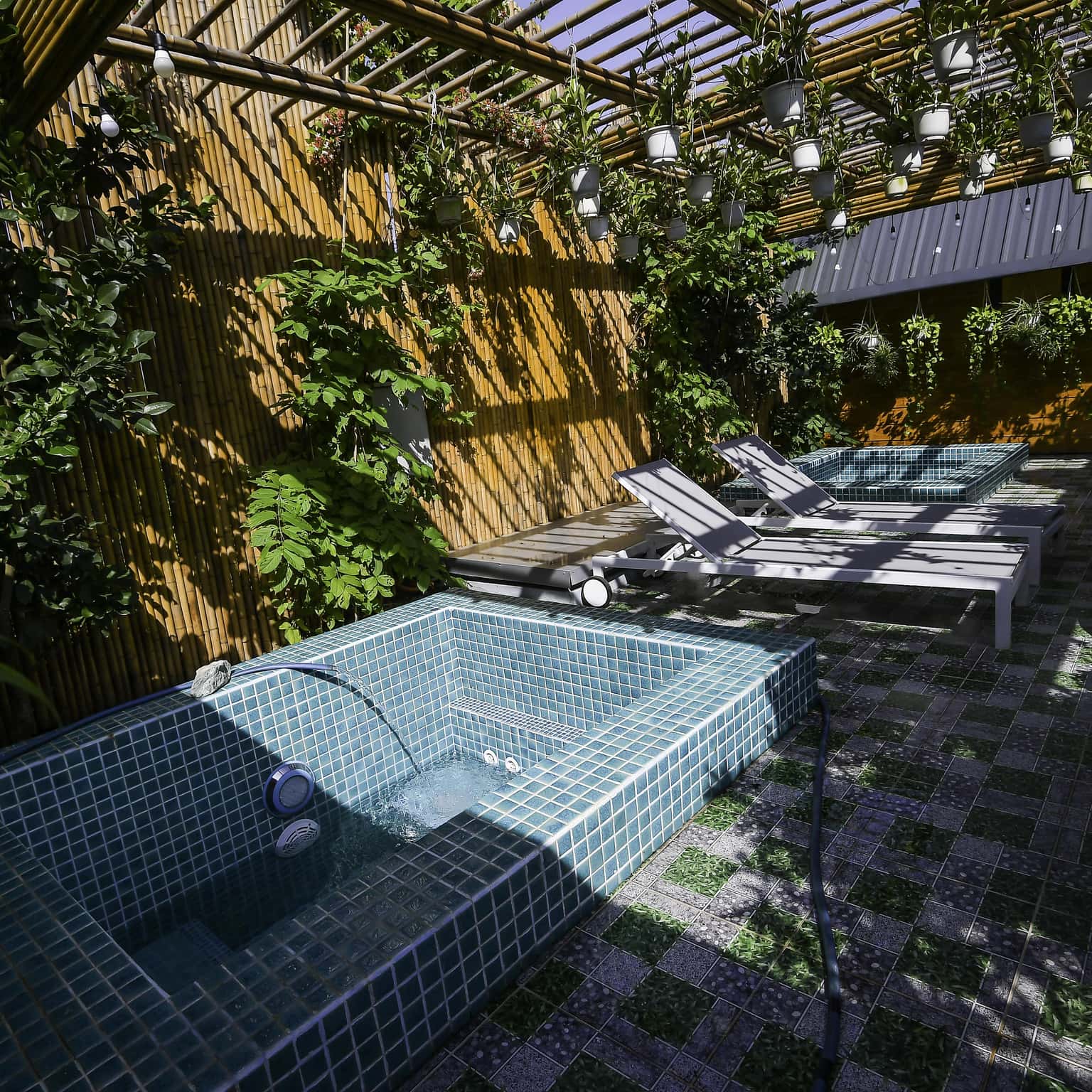 Bể sục Jacuzzi nóng thuộc khu vực Bungalow Lakeside
