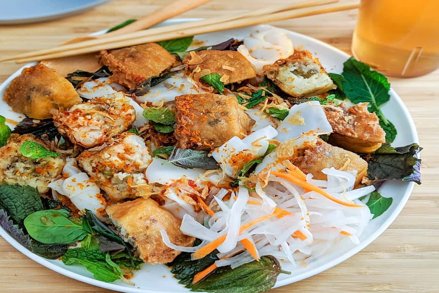 Nguyên liệu chính của bánh được làm từ bột gạo, đậu xanh, tôm thịt