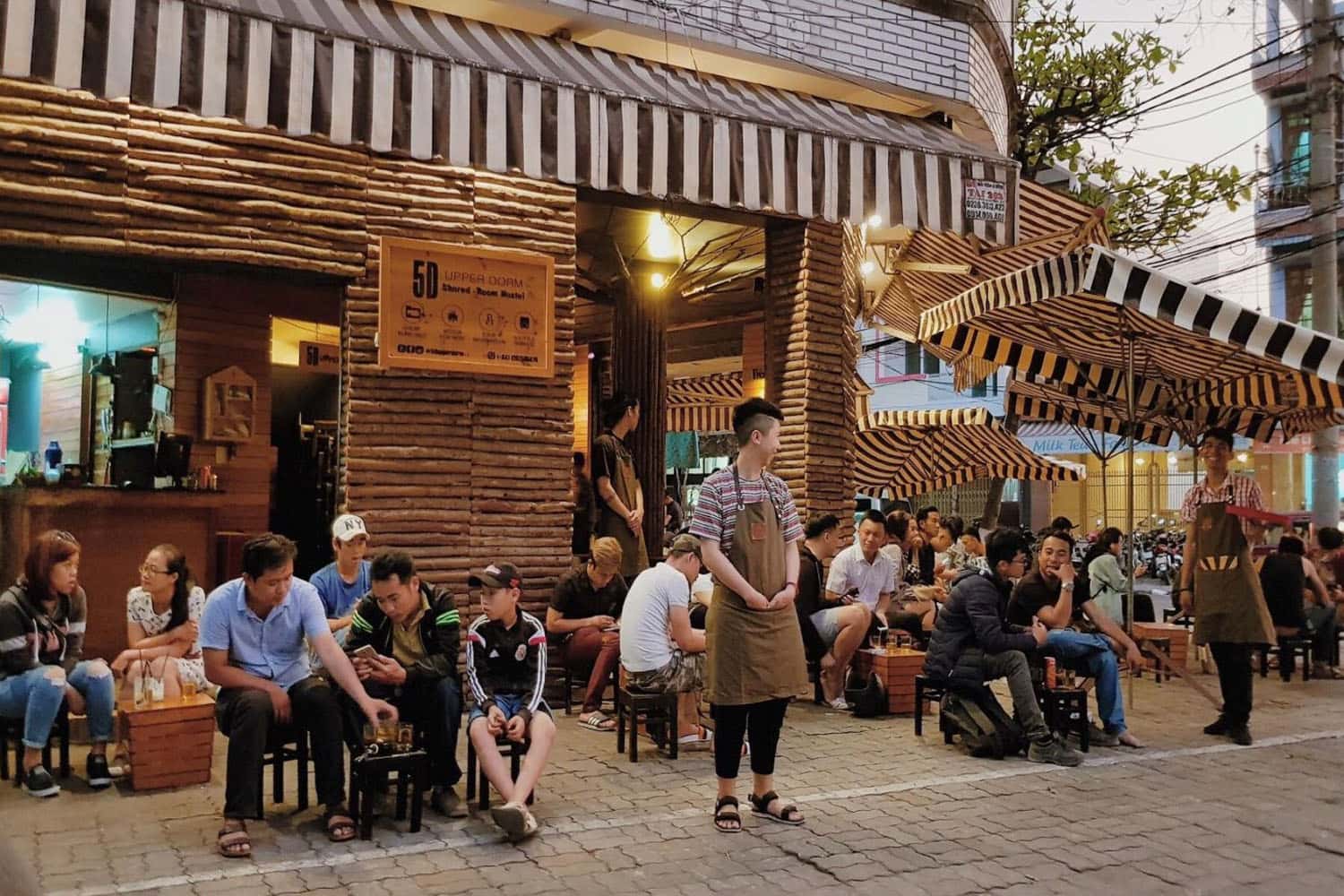 Xem mưa rơi từ một quán cà phê