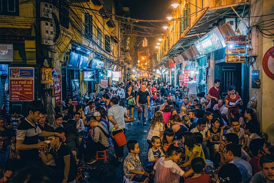 Tạ Hiện lên đèn cũng là lúc cuộc sống về đêm của Hà Nội trỗi dậy