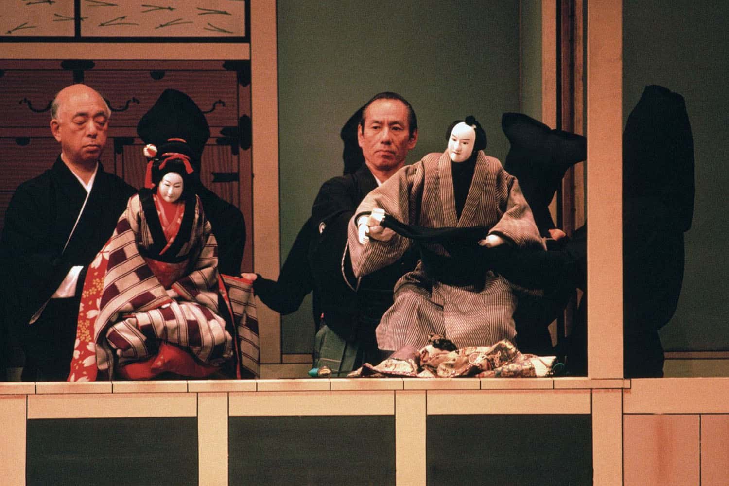 Xem múa rối khổng lồ tại Nhà hát Bunraku