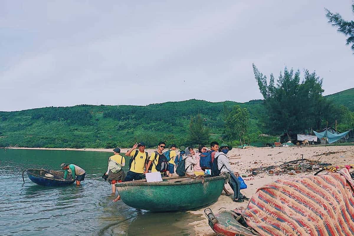 Đi bằng tàu thuyền
