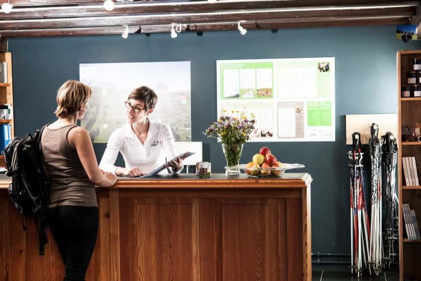 Đôi khi bạn có thể nhận được mức giá tốt hơn khi trao đổi với chủ khách sạn. Ảnh: Sưu tầm