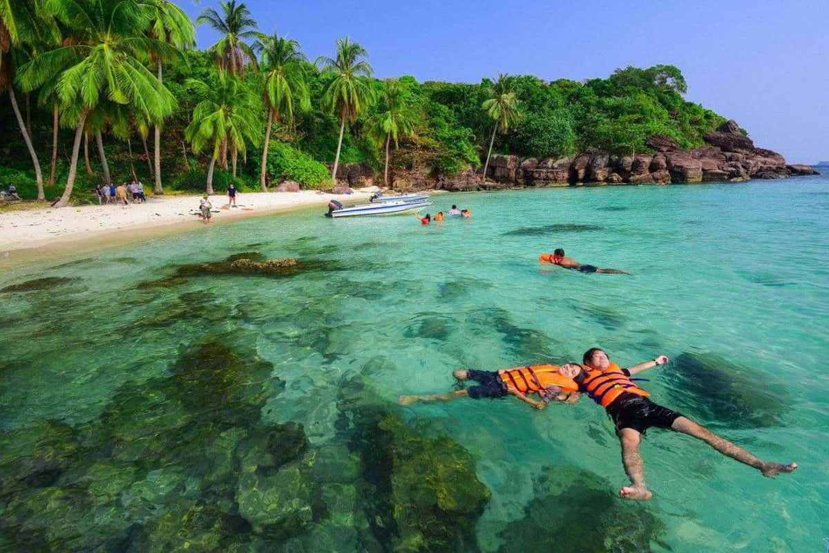 Tắm biển tại làng chài Rạch Vẹm