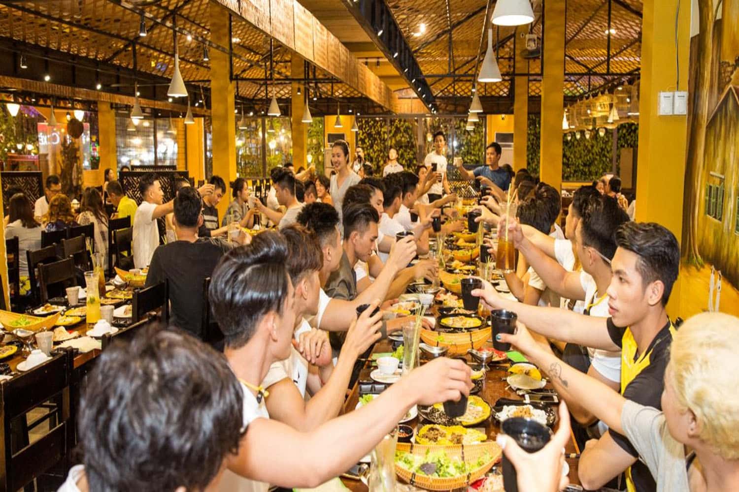 Không gian quán rộng rãi với tông màu vàng chủ đạo