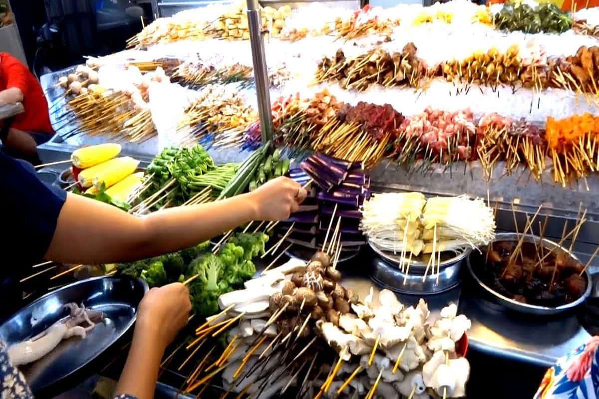 Thưởng thức những món ăn đường phố đậm chất bản địa