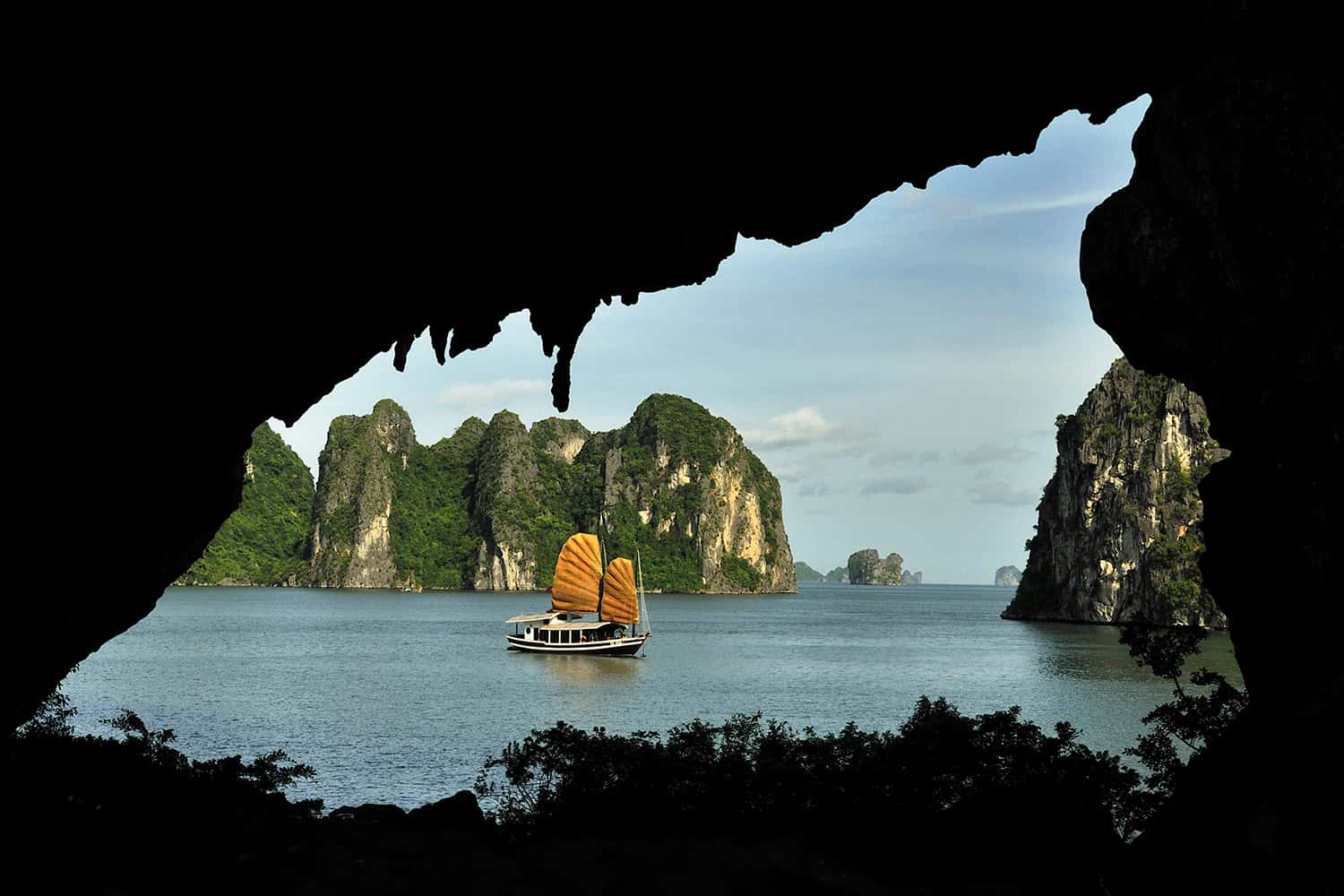 Hang Trống và Hang Trinh Nữ