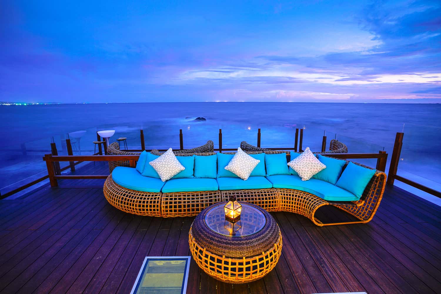 Ngắm biển đêm tại quán bar Rock Sunset Island Bar