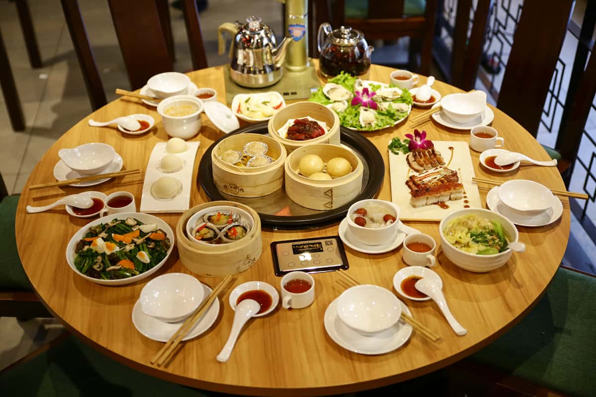 Các món ăn ngon miệng trong một nhà hàng Trung Hoa