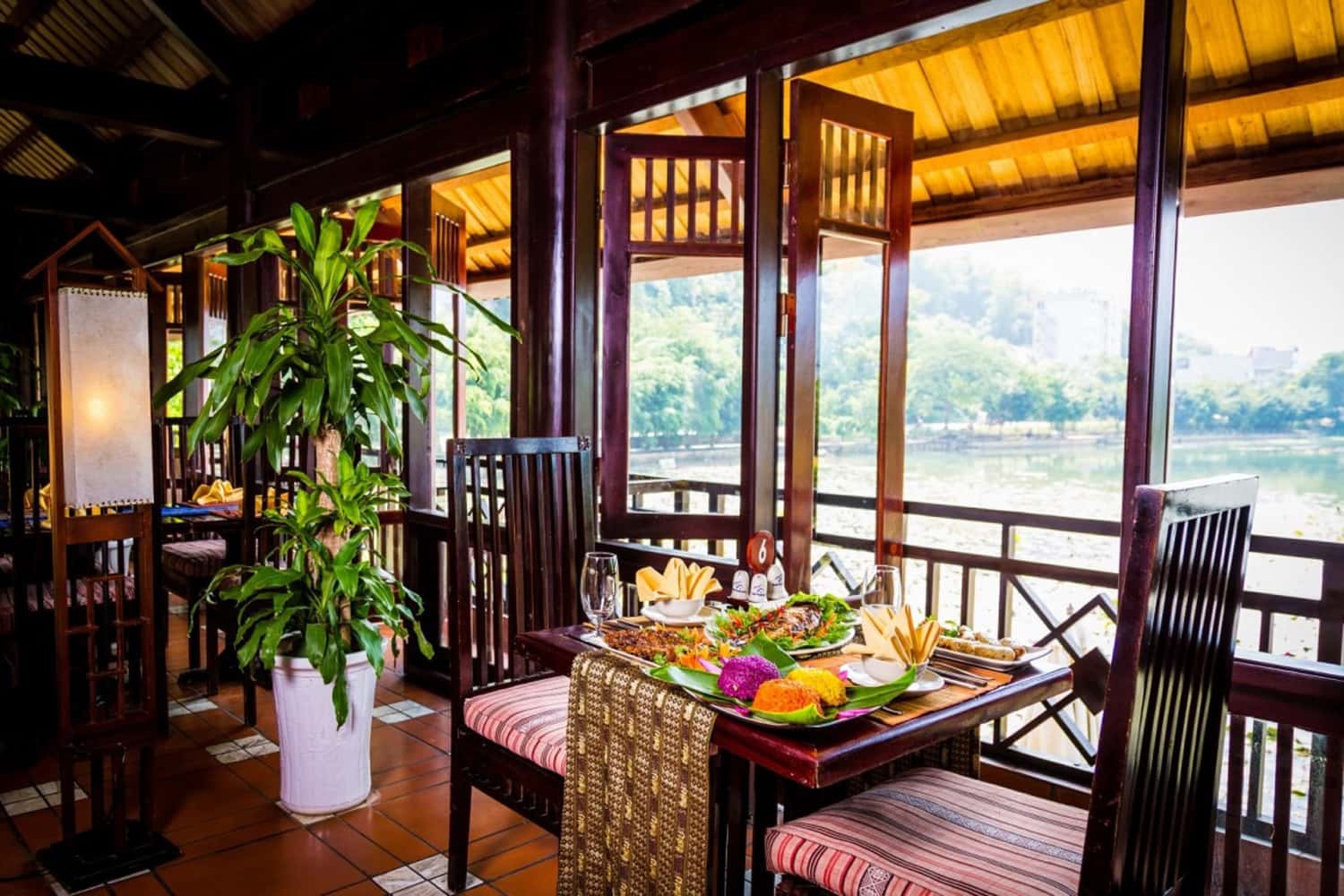 Phòng ăn Mai Châu Lodge 