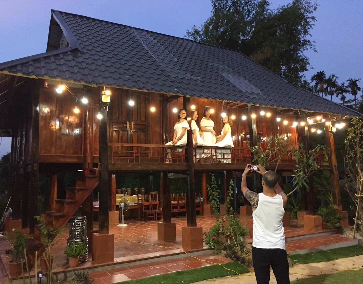 Check-in tại nhà sàn