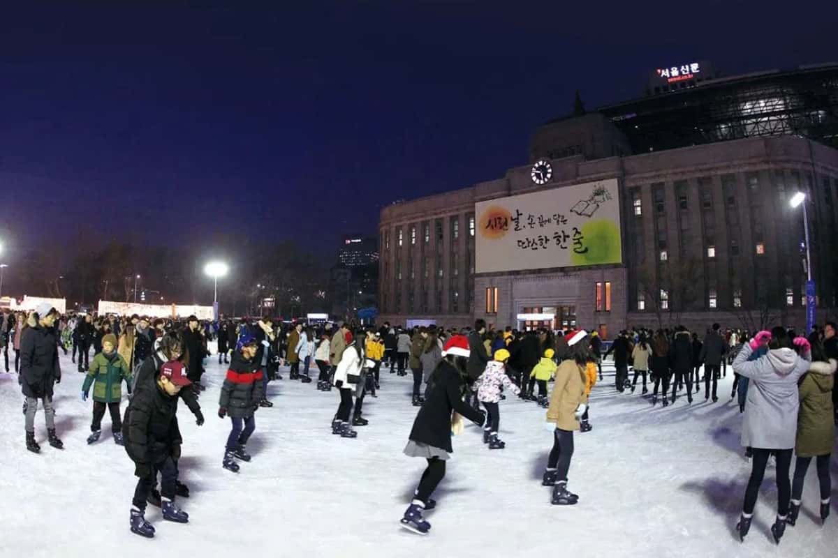 Đi trượt băng tại Seoul Plaza