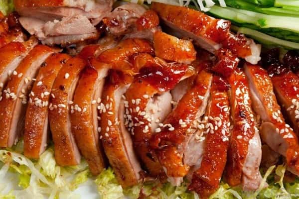 Lớp da vàng óng và giòn tạo nên hương vị thơm ngon của món ăn