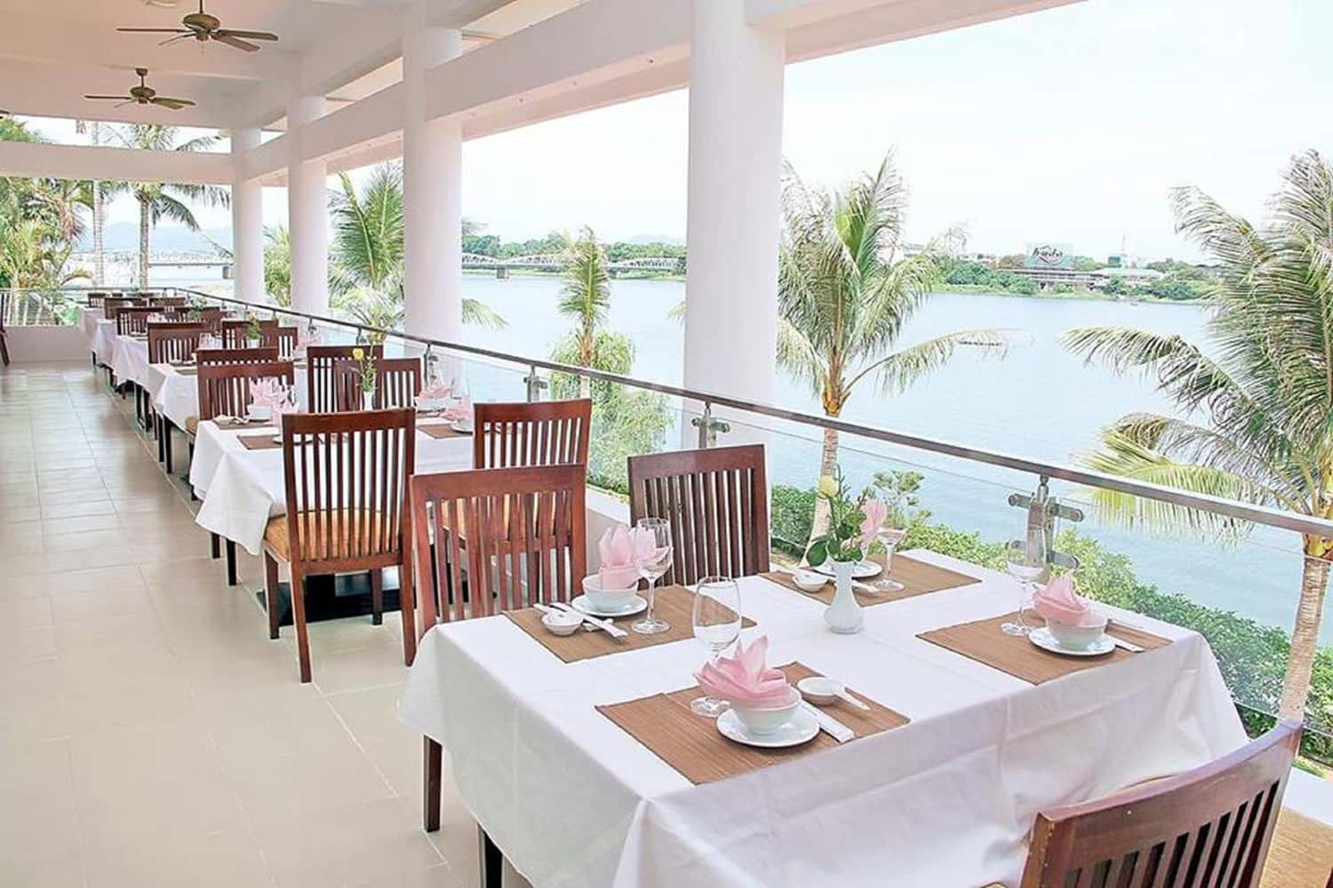 Nhà ăn view sông Hương ở Century Riverside Hotel Hue
