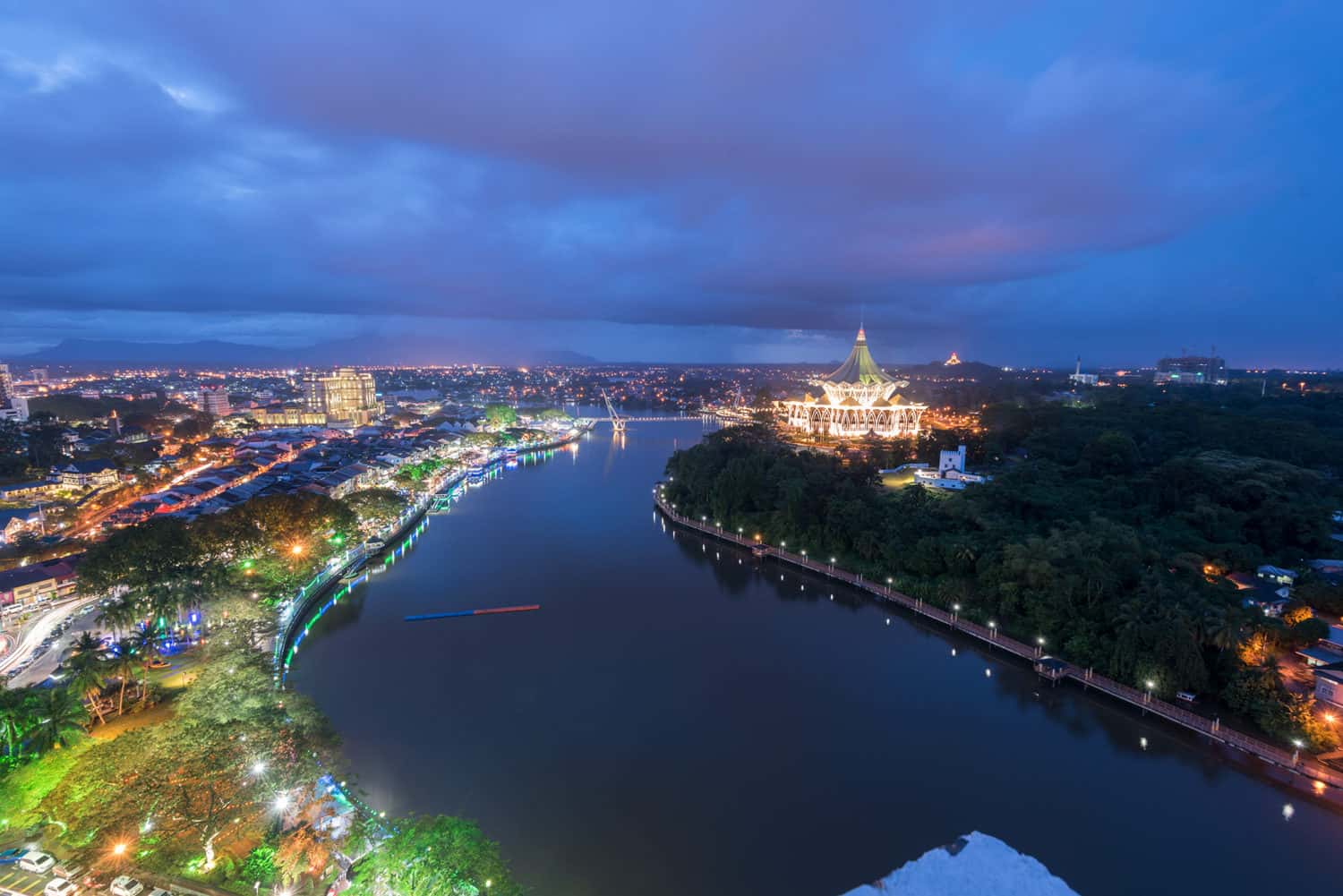 Đi dạo tại bờ sông Kuching