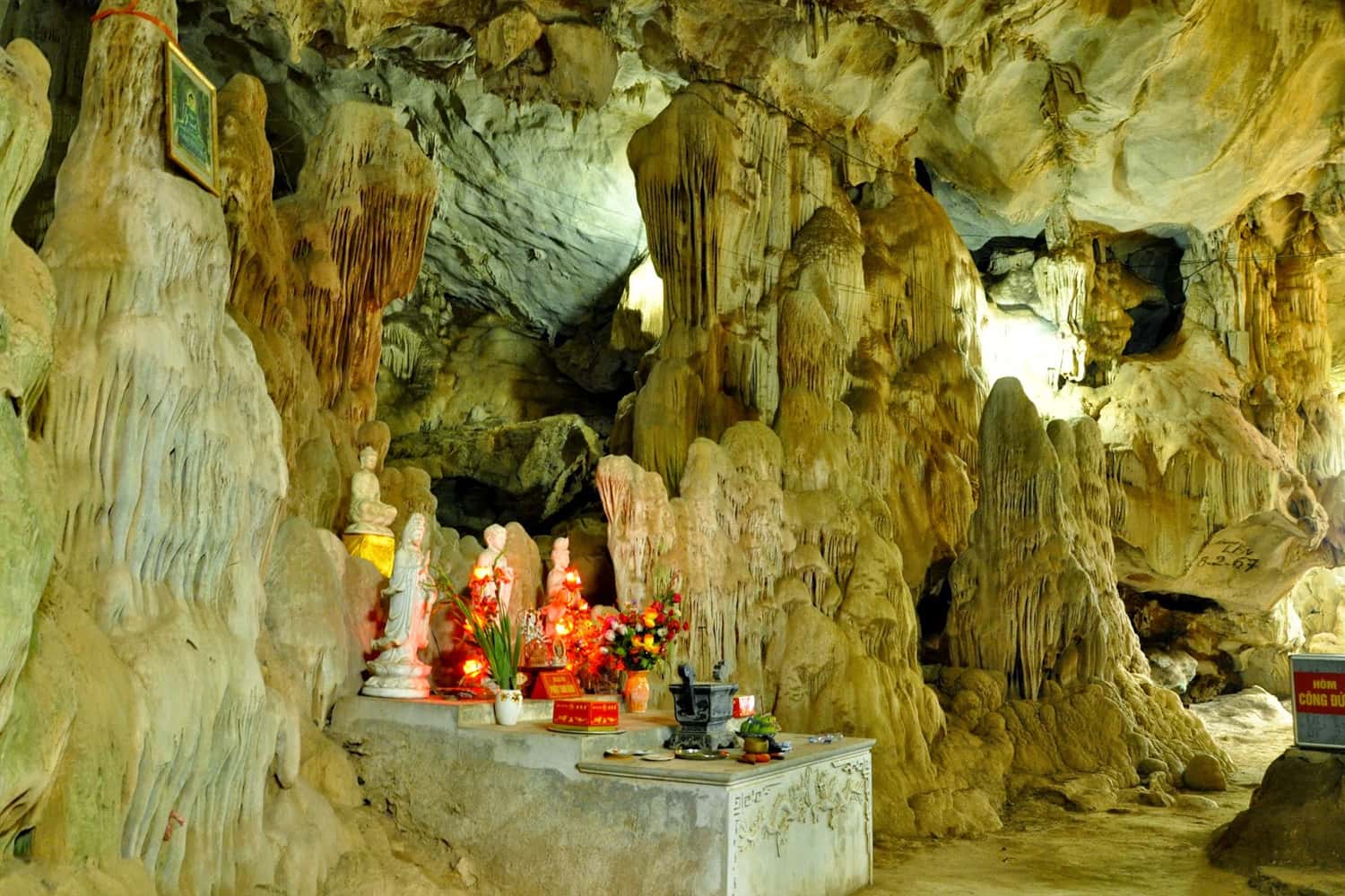 Hang Dơi hay còn được gọi là Động Sơn Mộc Hương 