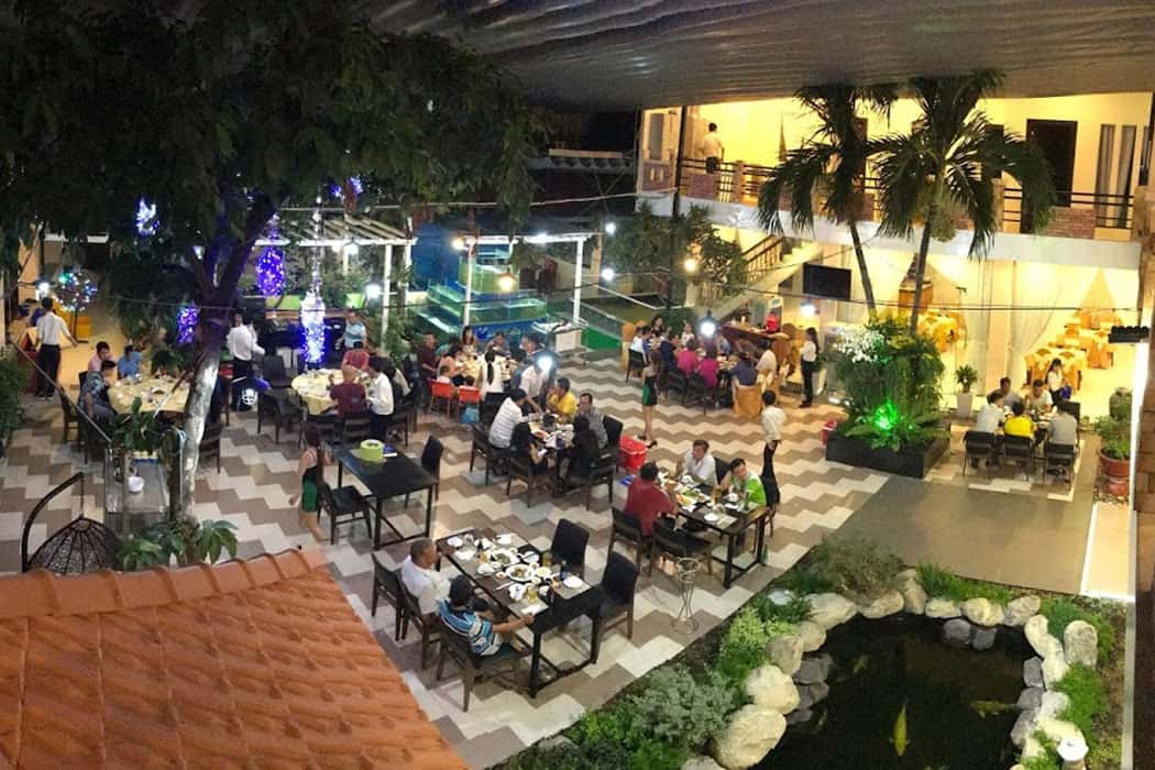 Nhà hàng sân vườn Hương Huyền