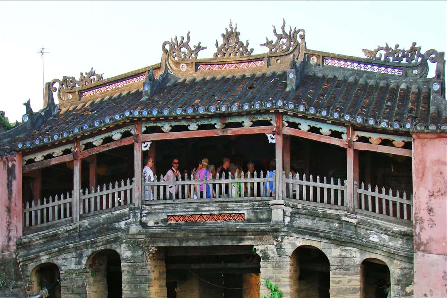 Cầu làm bằng gỗ trên những trụ đá dài 18m, có mái che cong cong vắt qua lạch nước