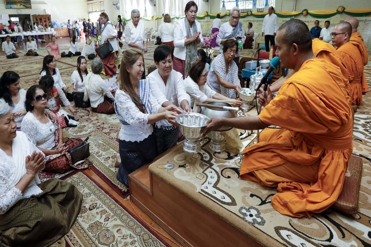 Tuân thủ luật lệ Phật giáo